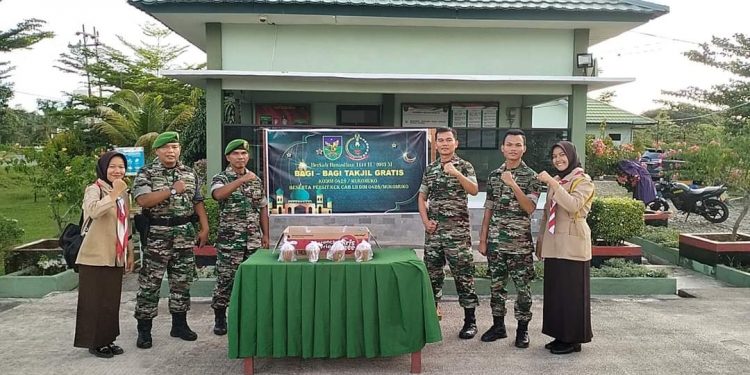 Ramadhan Mubarak, Kodim 0428/MM Berbagi Takjil Kepada Warga Penguna Jalan 