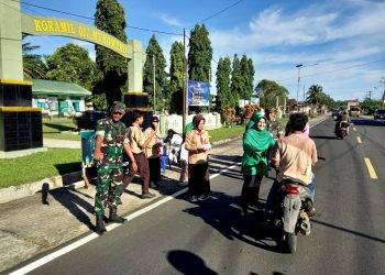 Ramadhan Mubarak, Koramil 01 Mukomuko Bagikan Takjil Gratis ke Penguna Jalan