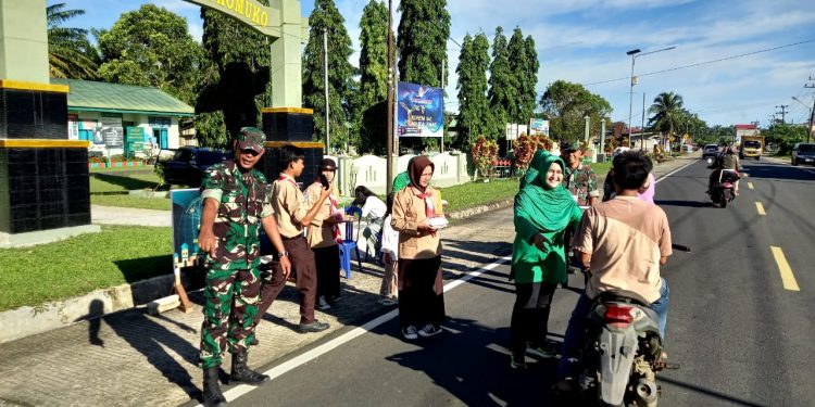 Ramadhan Mubarak, Koramil 01 Mukomuko Bagikan Takjil Gratis ke Penguna Jalan