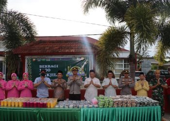 Kolaborasi DPC MOI Kabupaten Mukomuko dan Polres Mukomuko Bagikan 1000 Takjil Kepada Pengguna Jalan