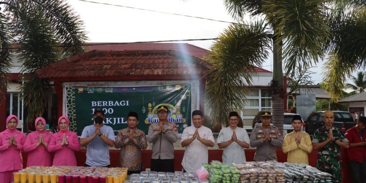 Kolaborasi DPC MOI Kabupaten Mukomuko dan Polres Mukomuko Bagikan 1000 Takjil Kepada Pengguna Jalan