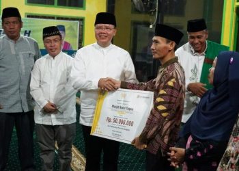 Ramadhan Mubarak, Safari Ramadhan di Mukomuko, Gubernur Rohidin Sampaikan Bantuan untuk 30 Masjid