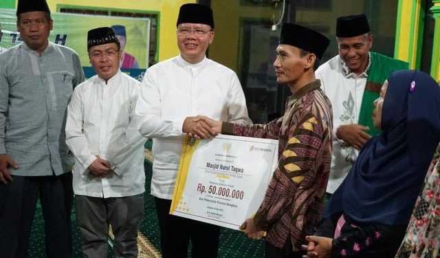 Ramadhan Mubarak, Safari Ramadhan di Mukomuko, Gubernur Rohidin Sampaikan Bantuan untuk 30 Masjid