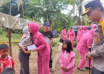 Kapolres Mukomuko & Ketua Bhayangkari Santuni Korban Kebakaran