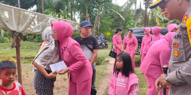 Kapolres Mukomuko & Ketua Bhayangkari Santuni Korban Kebakaran