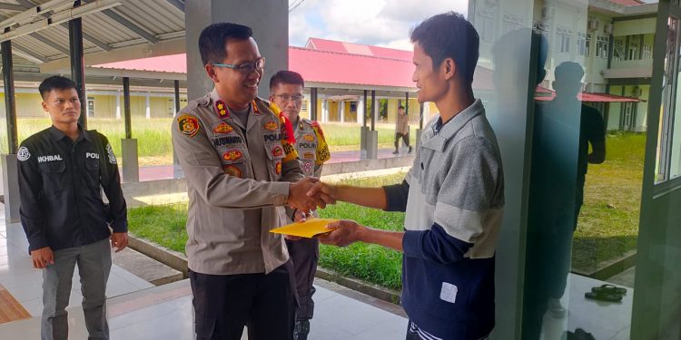 Bentuk Kepedulian, Kapolres Mukomuko Santuni Warga Penderita Kanker Kronis