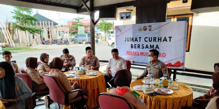Jumat Curhat Polres Mukomuko Bersama Organisasi Sekolah Pik-R, PMR dan Pramuka Siaga Kecamatan Ipuh