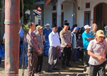 Dekat Dengan Warga, Kapolsek Lubuk Pinang Sambangi Rumah Duka Warga Dan Bantu Atur Kelancaran Lalu lintas