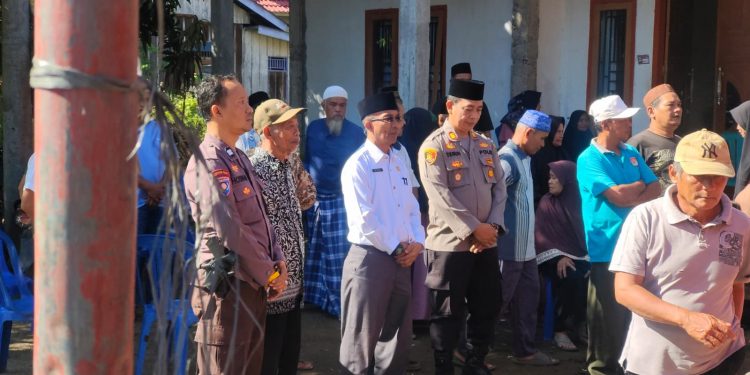 Dekat Dengan Warga, Kapolsek Lubuk Pinang Sambangi Rumah Duka Warga Dan Bantu Atur Kelancaran Lalu lintas