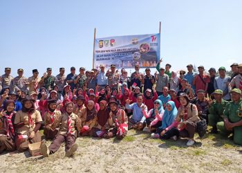 Memeriahkan HUT Bhayangkara ke 77, Kapolres Mukomuko Gelar Penghijauan Pantai dan Bakti Sosial
