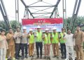 Semangat Hari Bhayangkara ke-77, Polres Mukomuko Perbaiki Jembatan Desa Yang Rusak