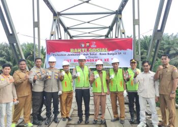 Semangat Hari Bhayangkara ke-77, Polres Mukomuko Perbaiki Jembatan Desa Yang Rusak