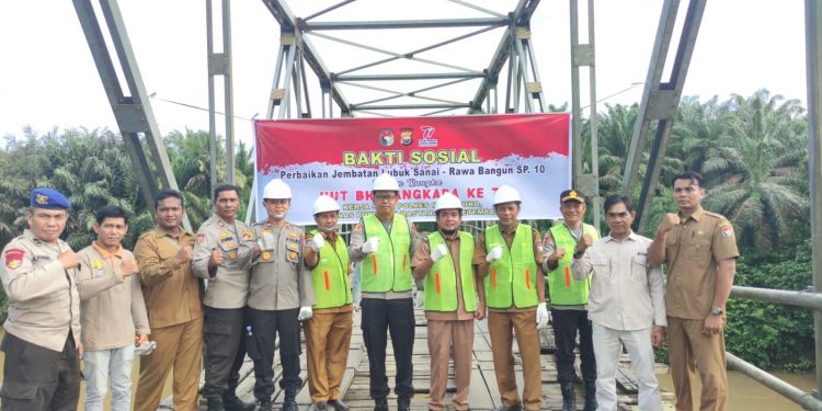 Semangat Hari Bhayangkara ke-77, Polres Mukomuko Perbaiki Jembatan Desa Yang Rusak