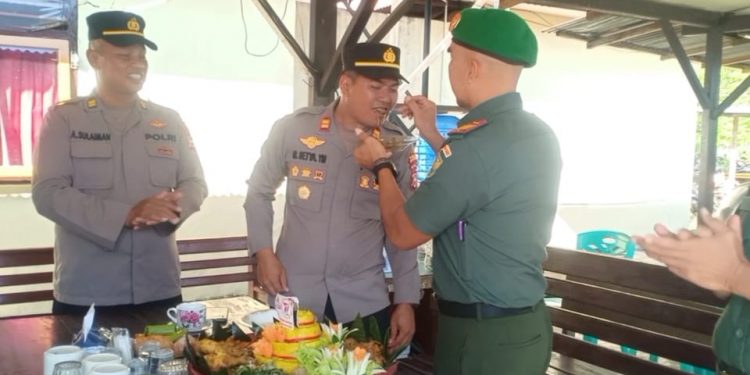 Wujud Nyata Sinergitas, Koramil 02 Ipuh Beri Kejutan Polsek Mukomuko Selatan Di Momen Hari Bhayangkara ke-77