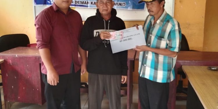 Jum’at Berkah, Pemdes Semambang Makmur Saluran BLT-DD Triwulan Kedua TA 2023