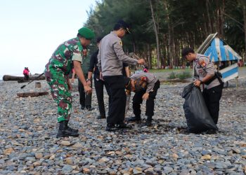 Menciptakan Lingkungan Yang Tebebas Dari Sampah, Polres Mukomuko Gelar Bersih Bersih Pantai