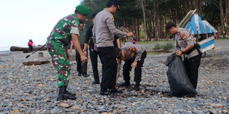 Menciptakan Lingkungan Yang Tebebas Dari Sampah, Polres Mukomuko Gelar Bersih Bersih Pantai