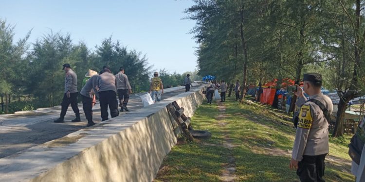 Sinergitas, Polsek Mukomuko Selatan & Pemerintah Desa Pasar Ipuh Gelar Bersih Pantai
