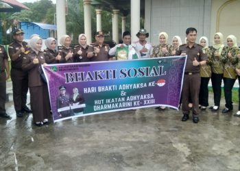 Berbagi Itu Indah : HBA ke 63, Kejari Mukomuko dan IAD Gelar Baksos