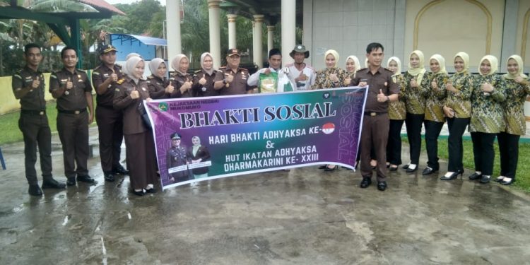 Berbagi Itu Indah : HBA ke 63, Kejari Mukomuko dan IAD Gelar Baksos