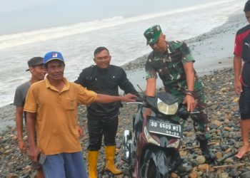 Danramil 02 Ipuh Bersama Warga Evakuasi Motor Hanyut Digulung Ombak