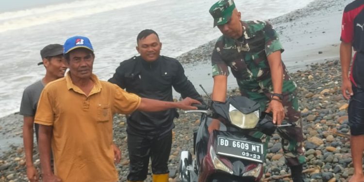 Danramil 02 Ipuh Bersama Warga Evakuasi Motor Hanyut Digulung Ombak