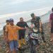 Danramil 02 Ipuh Bersama Warga Evakuasi Motor Hanyut Digulung Ombak