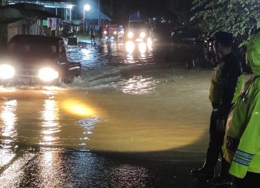 Intensitas Hujan Tinggi Sebabkan Jalan  Tergenang Banjir,  Kapolsek Sungai Rumbai Pantau Langsung Lokasi