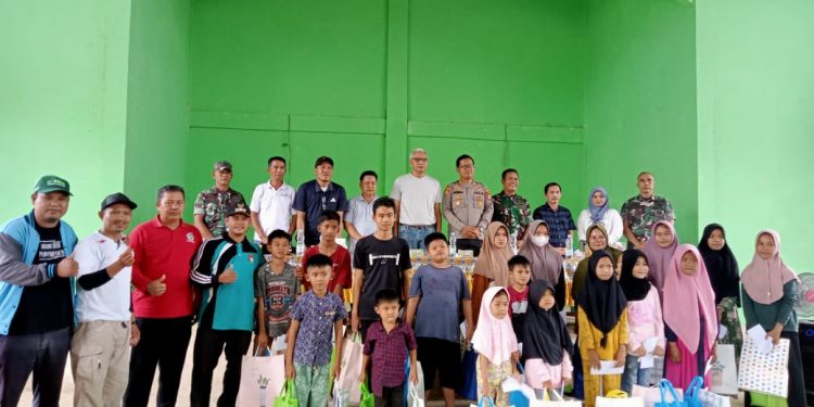 Semangat Merah Putih, Sinergitas TNI Polri dan Sahabat Kabar Bengkulu & Apdesi Malin Deman Gelar Santunan Anak Yatim