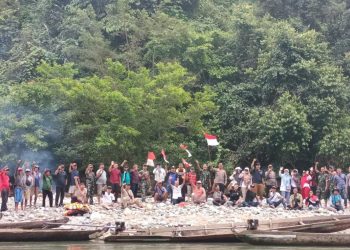 Jelajah Alam, Polres Mukomuko,FKPD & Sahabat Kabar Bengkulu Kibarkan Bendera Merah Putih Bersama