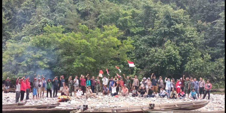 Jelajah Alam, Polres Mukomuko,FKPD & Sahabat Kabar Bengkulu Kibarkan Bendera Merah Putih Bersama