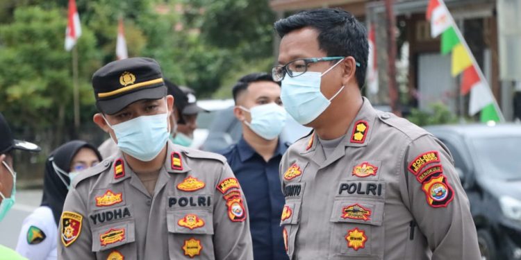 Turut Berbelasungkawa, Kapolres Mukomuko Kunjungi Rumah Duka Warga Meninggal Dunia Akibat DBD