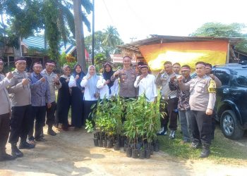 Upaya Melestarikan Bumi , Polsek Sungai Rumbai Gelar Penanaman Bibit Pohon