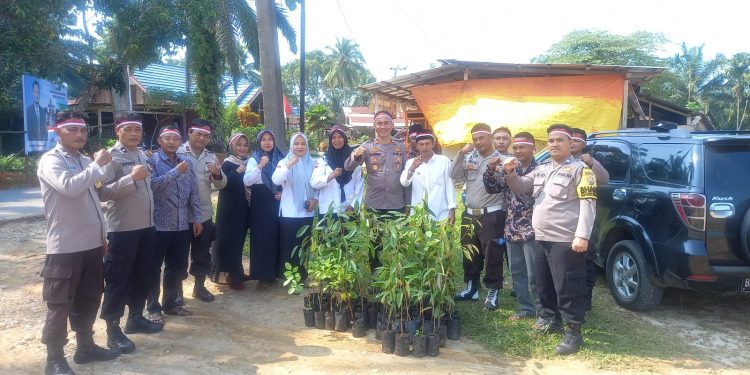 Upaya Melestarikan Bumi , Polsek Sungai Rumbai Gelar Penanaman Bibit Pohon