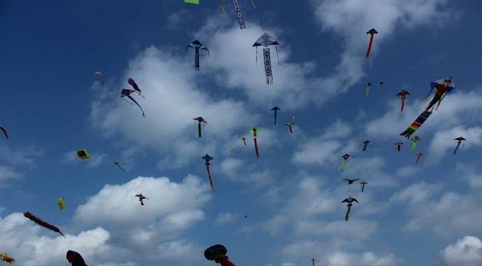 Festival Layang-Layang Merah Putih Dongkrak Kunjungan Wisata Pantai Abrasi Ipuh