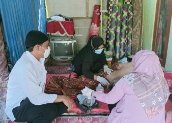 Sinergitas Pemdes Pasar Ipuh & Sahabat Kabar Bengkulu Serahkan Bantuan Sosial dan Pengobatan