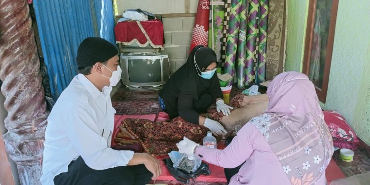 Sinergitas Pemdes Pasar Ipuh & Sahabat Kabar Bengkulu Serahkan Bantuan Sosial dan Pengobatan