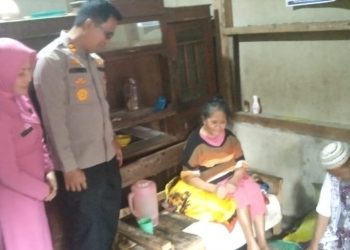 Giat Sosial Kapolres Mukomuko, Tangis Haru Ibu Cicih Mendapatkan Bantuan Kursi Roda