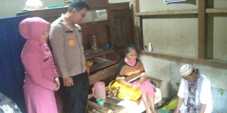 Giat Sosial Kapolres Mukomuko, Tangis Haru Ibu Cicih Mendapatkan Bantuan Kursi Roda