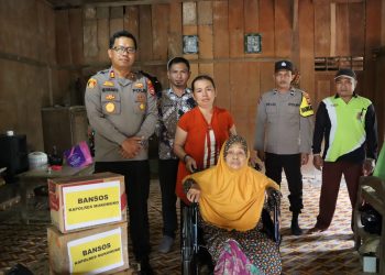 Berbagi itu Indah, Kapolres Mukomuko Berikan Bantuan Kursi Roda Kepada Lansia