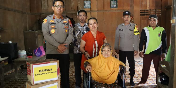 Berbagi itu Indah, Kapolres Mukomuko Berikan Bantuan Kursi Roda Kepada Lansia