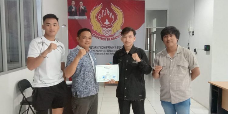 Bersama Sekum Koni, Ketua DPW MOI Bengkulu Serahkan Hadiah Juara Turnamen E-Sport HUT ke 3