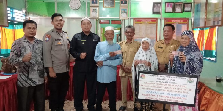 Senyum Bahagia 31 KPM, Pemdes Pasar Baru Salurankan BLT-DD Tahap III Tahun 2023