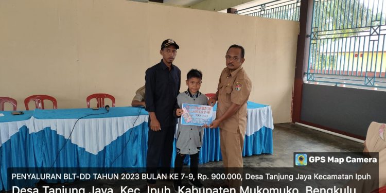 Bahagiakan 23 KPM, Pemdes Tanjung Jaya Saluran BLT-DD Tahap III Tahun 2023