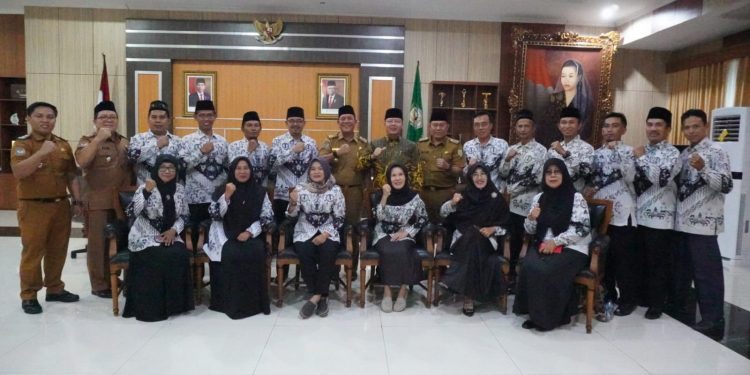 Usai “Ngadu” ke Gubernur Rohidin, 15 Guru dari Mukomuko Ini Bersuka Cita
