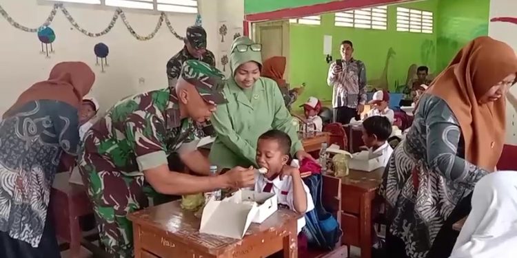 Upaya Mencetak Generasi Emas 2045, Kodim 0428/MM Gelar Program Dapur Masuk Sekolah di Kecamatan Ipuh