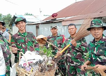 Mengintip Kegiatan Karya Bakti Koramil 02/Ipuh : Gotong-Royong Membersihkan Pasar Pulai Payung 