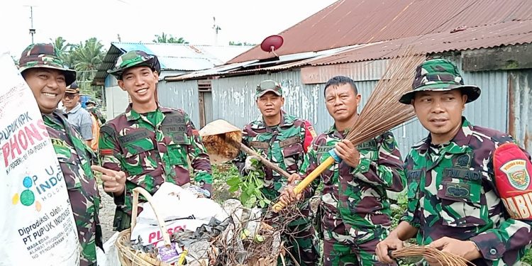 Mengintip Kegiatan Karya Bakti Koramil 02/Ipuh : Gotong-Royong Membersihkan Pasar Pulai Payung 
