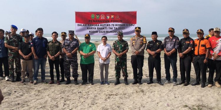 Menyambut HUT Kodam II/Swj ke 78, Kodim 0428/Mukomuko Bersama Forkompimda Gelar Bakti Sosial Peduli Lingkungan 