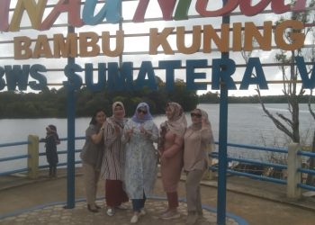 Kunjungi Danau Nibung dan Pantai PW, Ketua Persit KCK Koorcab Rem/041 Puji Pesona Alam Kabupaten Mukomuko